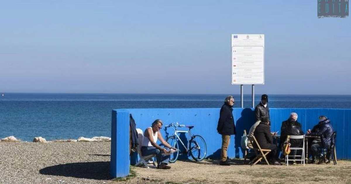Carte, mare e amicizia: i vecchietti che ogni giorno si ritrovano a Pane e Pomodoro